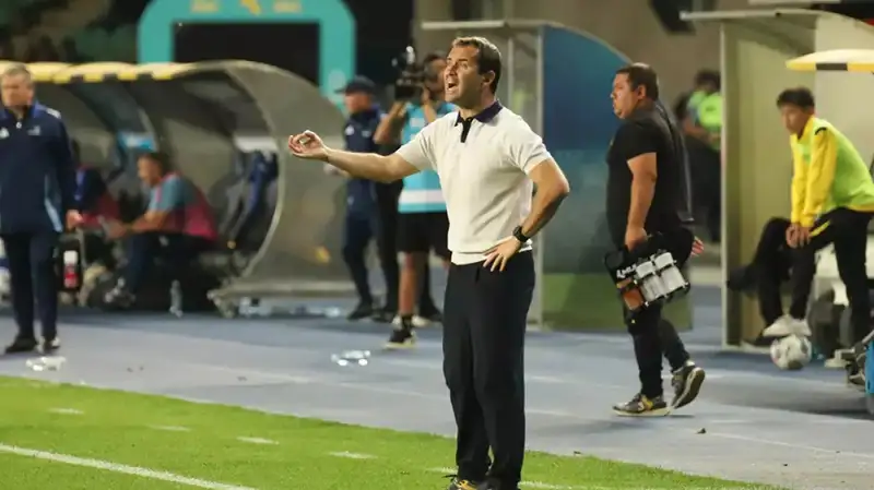 Скандально покинувший "Кайрат" тренер выложил фото в образе Теда Лассо