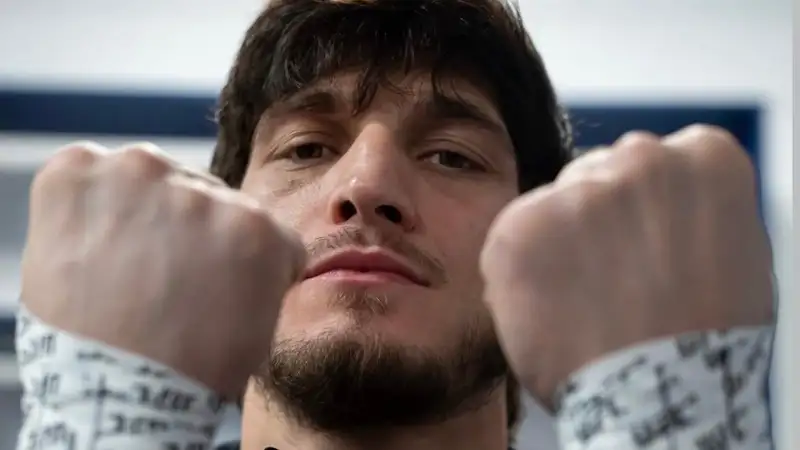 Назвавший казахов "родными" боец победил в главном бою турнира UFC