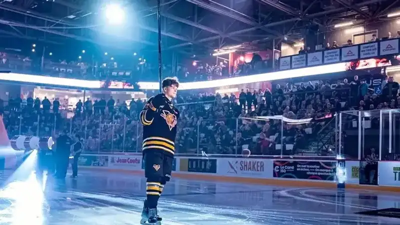 Казахстанский хоккеист отметился заброшенной шайбой в заокеанской лиге