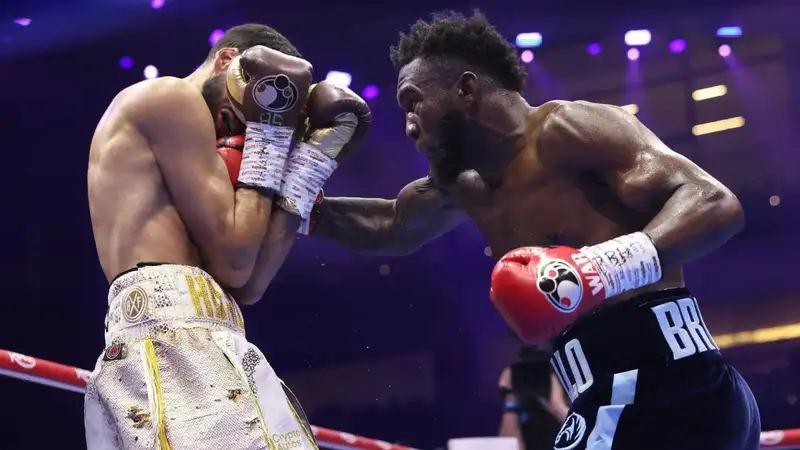 Выступающий в весе Алимханулы Адамес защитил титул в бою с Уильямсом