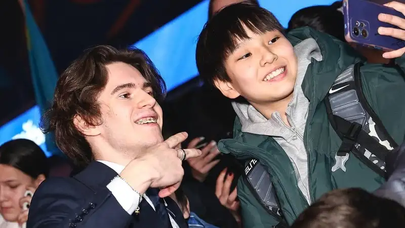 Михаил Шайдоров угостил алматинцев баурсаками