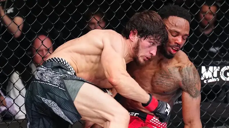 "Полный бред": экс-чемпион UFC раскритиковал победу Евлоева над Мёрфи