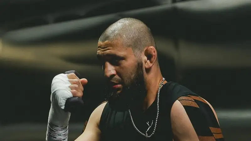 Чимаев и дю Плесси едва не подрались на финальной битве взглядов