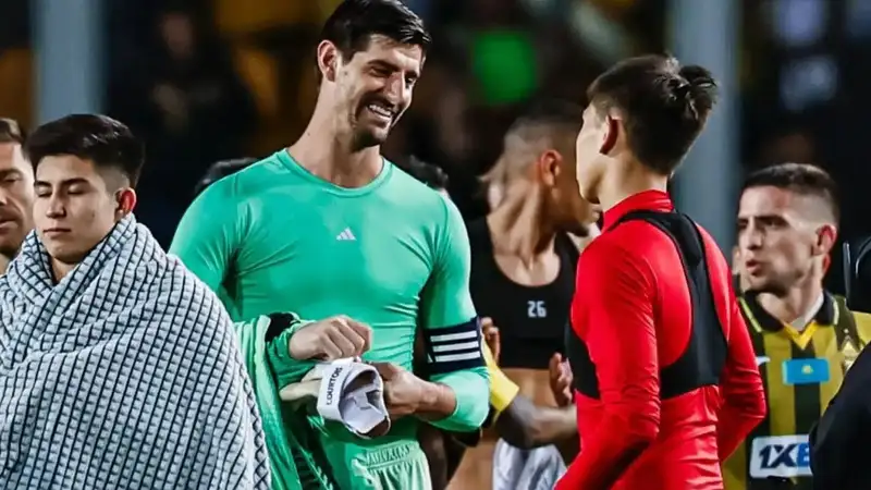 Звёздный вратарь "Реала" поддержал 18-летнего голкипера "Кайрата" после разгрома