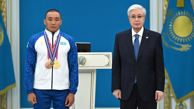 Касым-Жомарт Токаев наградил героя Паралимпиады из Казахстана