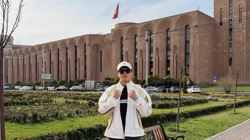 Еркебулан Токтар провёл дуэль взглядов перед боем в Армении