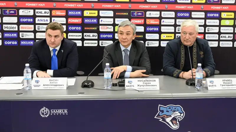 Сакен Мусайбеков (в центре)