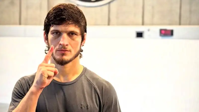 Экс-чемпион UFC не уверен, что Евлоеву дадут шанс сразиться за титул