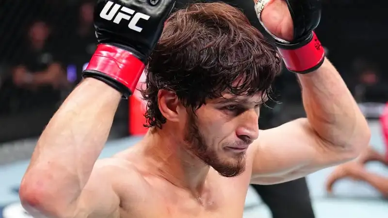 Назвавший казахов "родными" россиянин подерётся за титул UFC