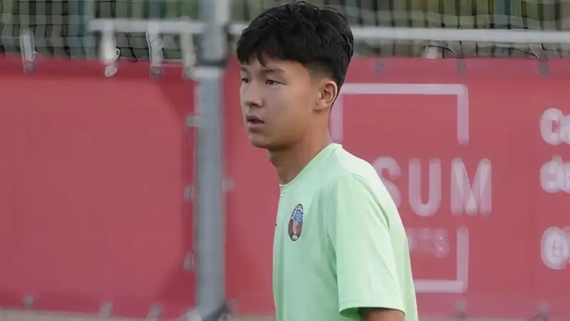 Казахстанский нападающий подписал контракт с "Барселоной"