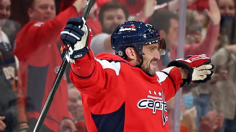 Босс НХЛ отреагировал на уникальное достижение Александра Овечкина