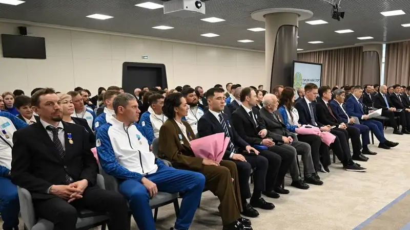 В Казахстане наградили спортсменов, вошедших в ТОП-10 на зимних ОИ и Паралимпийских играх