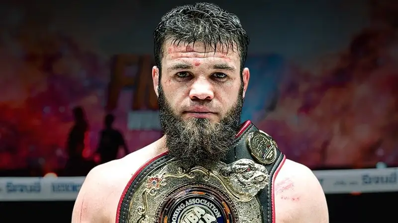 Француз с ананасом: звезда казахстанского бокса провёл битву взглядов перед титульным боем