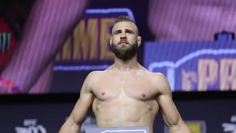 Бывший чемпион UFC выразил интерес к переходу в тяжёлый вес