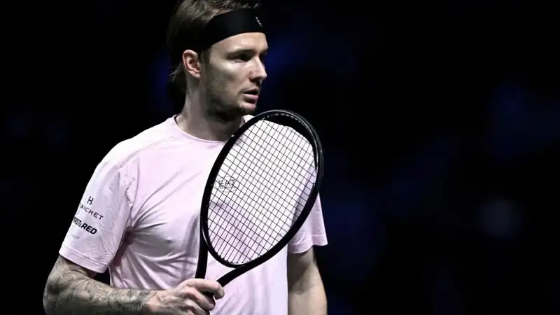 Разгромом завершился матч Бублика на необычном турнире по теннису