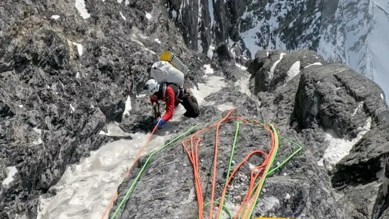 Впервые в истории: казахстанские альпинисты прошли «Стену смерти» — северную стену Эйгера в Альпах