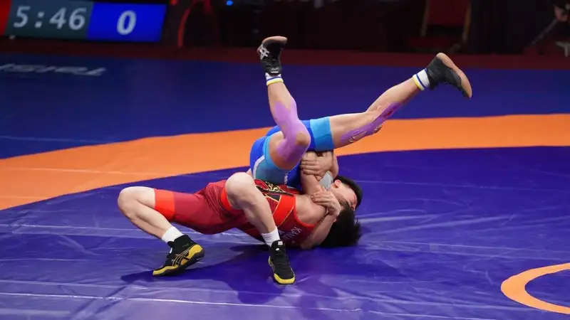 Борец из Казахстана вышел в финал чемпионата Азии, победив топового кыргыза в Бишкеке