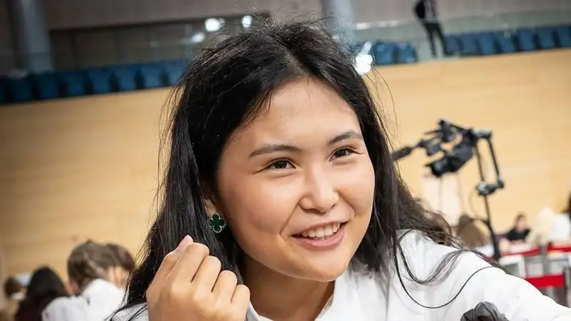 Бибисара Асаубаева сыграла вничью с россиянкой на топ-турнире по шахматам