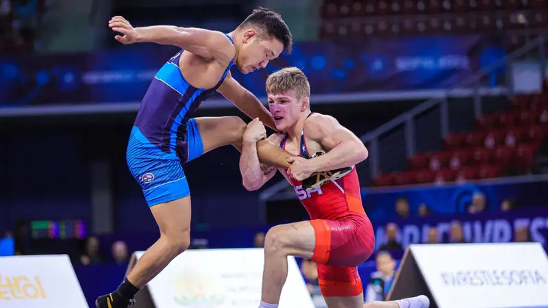 Казахстанский борец разгромил узбека, но проиграл японцу на чемпионате Азии в Бишкеке