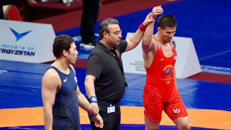Топовый казахстанский "вольник" досрочно завершил схватку и вышел в полуфинал чемпионата Азии