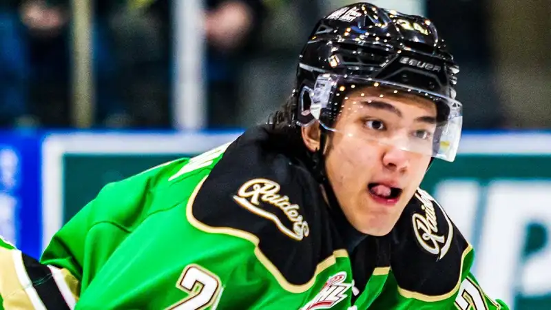 Казахстанский хоккеист приблизил свой клуб к полуфиналу плей-офф канадской лиги