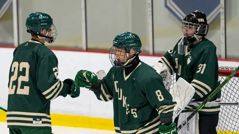 Клуб казахстанского хоккеиста уверенно ведёт в серии за полуфинал лиги Канады