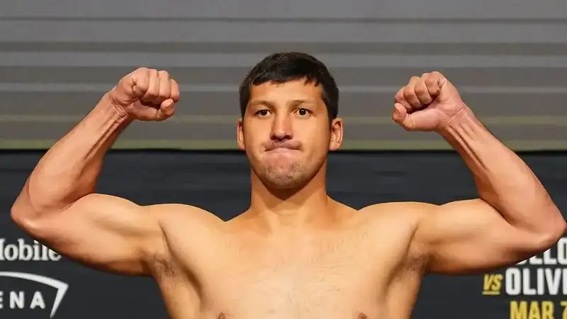 Появилось видео сенсационной победы казахстанца в UFC