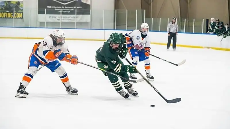 Клуб казахстанского хоккеиста уверенно ведёт в серии за полуфинал лиги Канады