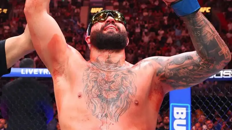 Новый бой в Белом доме: поединок "огромных" американцев пополнил кард