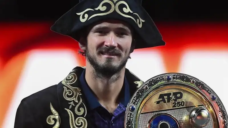 Чемпион Almaty Open-2025 получил крупный штраф за сломанную ракетку