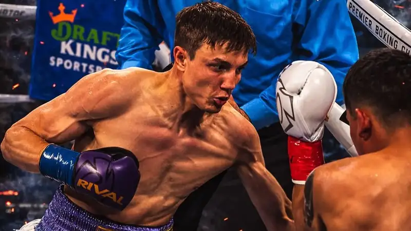 Непобеждённый казахстанский боксёр узнал соперника по бою в Балтиморе