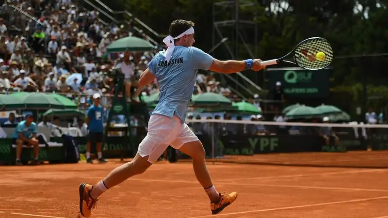 Двумя сетами закончился матч казахстанского теннисиста на турнире в Португалии