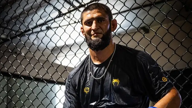 Сбежавший от Рахмонова бывший чемпион "подарил" второй титул UFC Хамзату Чимаеву