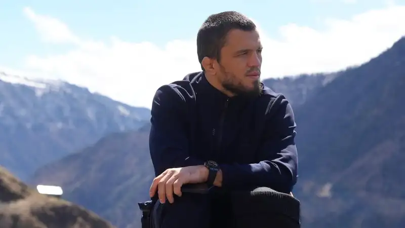 Нурмагомедов встретил Забита Магомедшарипова в Китае и отлично провёл с ним время