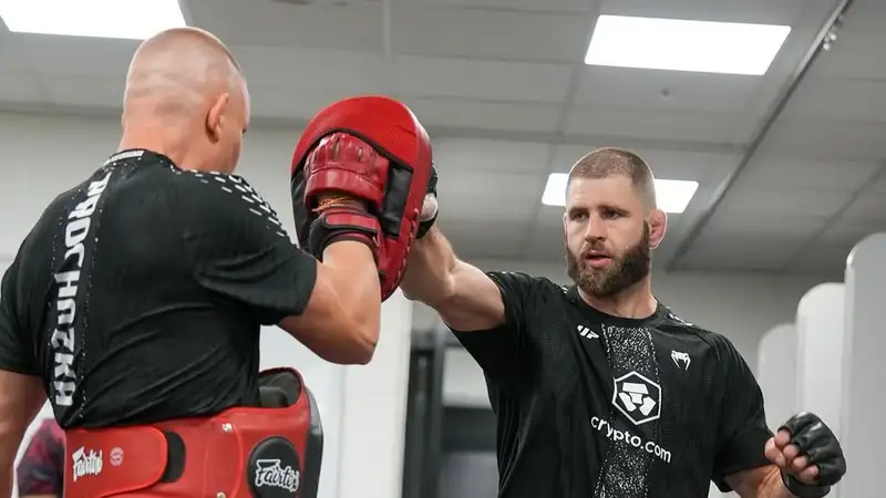 Бывший чемпион UFC поддержал топового чеха после тяжёлого нокаута