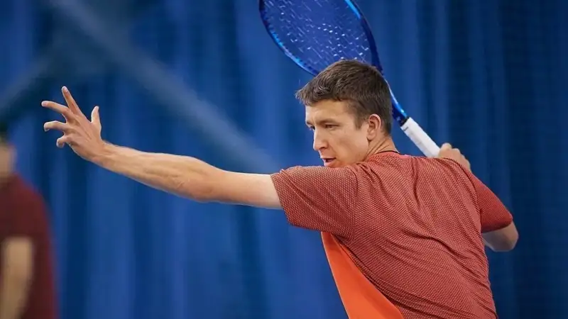 Казахстанский теннисист стартовал с победы на турнире в Китае