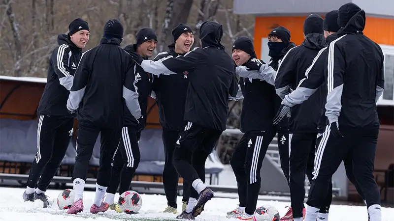 Снег в Караганде не помешал тренировке "Шахтера"