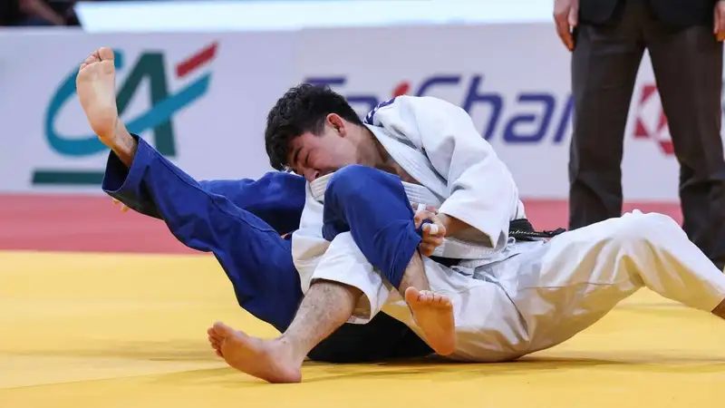 В невероятной схватке казахстанец не "отомстил" за Шамшадина и был дисквалифицирован на ЧА