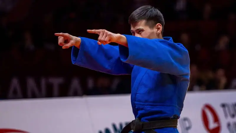 Китаец зрелищным броском "лишил" медали звезду казахстанского дзюдо на чемпионате Азии