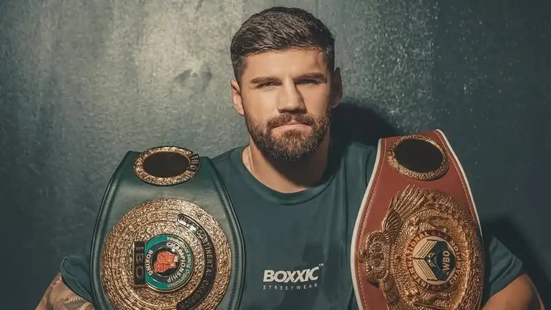 Немецкий боксёр из Казахстана провёл дуэль взглядов перед боем за титул WBA