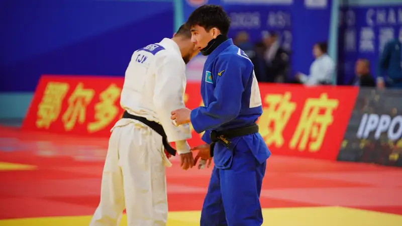 Шок: казахстанский дзюдоист доминировал всю схватку с монголом, но обидно проиграл на ЧА
