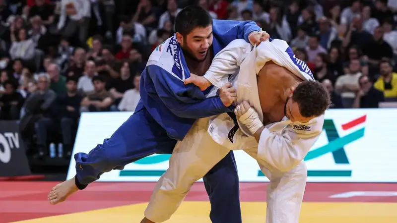 Звезда казахстанского дзюдо "заставил" дисквалифицировать узбека в битве за полуфинал ЧА
