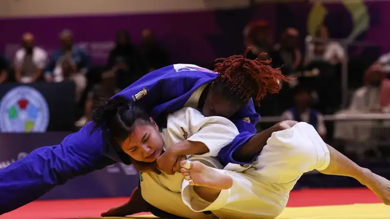 Казахстанская дзюдоистка "странным" приёмом оформила "иппон" и поборется за "бронзу" ЧА