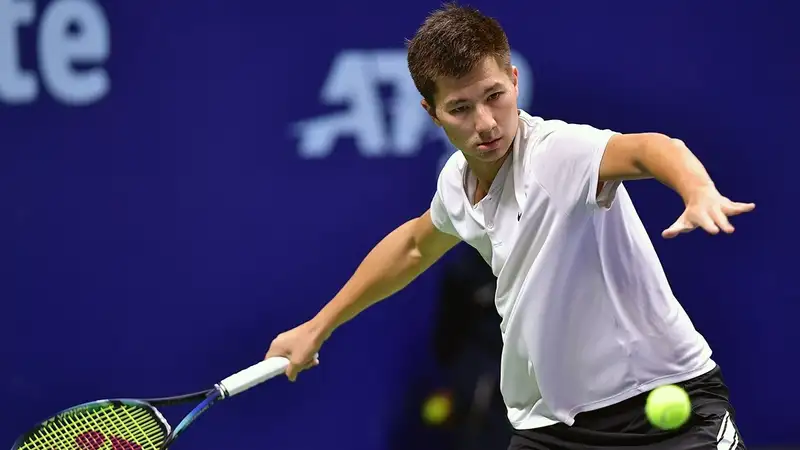 Бейбит Жукаев одержал победу в двух сетах над ветераном японского тенниса