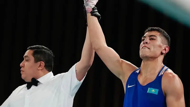 Казахстанский боксёр с трудом победил ирландца, дважды побывав в нокдауне