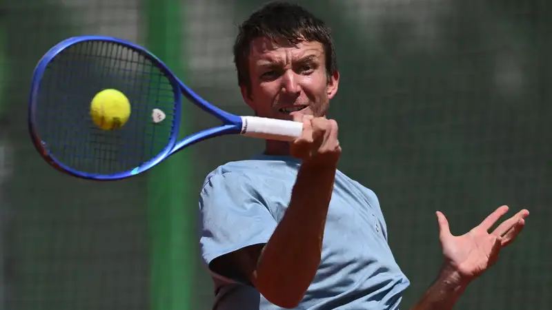 Казахстанский теннисист не смог выйти в четвертьфинал турнира в Шымкенте