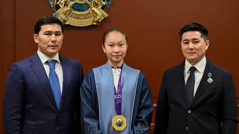 Ербол Мырзабосынов наградил чемпионку мира по таеквондо Айым Серикбаеву