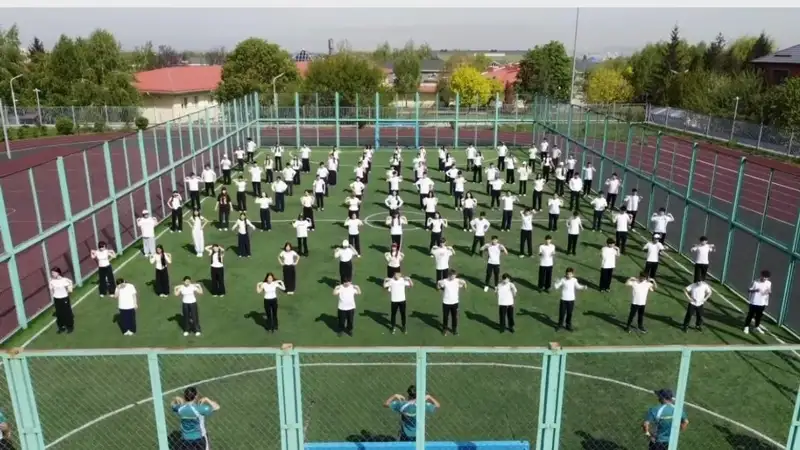 Более 50 тысяч школьников и студентов Алматы одновременно вышли на зарядку, фото - Новости Sportarena.kz от 22.04.2026 15:47