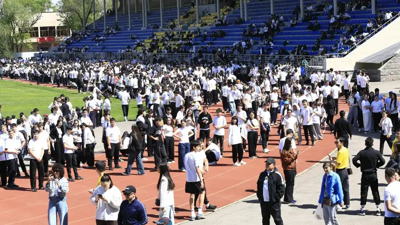 Более 50 тысяч школьников и студентов Алматы одновременно вышли на зарядку