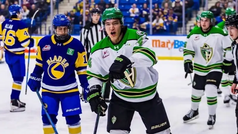 Казахстанский хоккеист помог своей команде оформить унизительное поражение в плей-офф